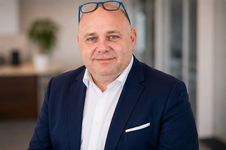 Roberto Troisi im Gespräch mit Kunden am Besprechungstisch